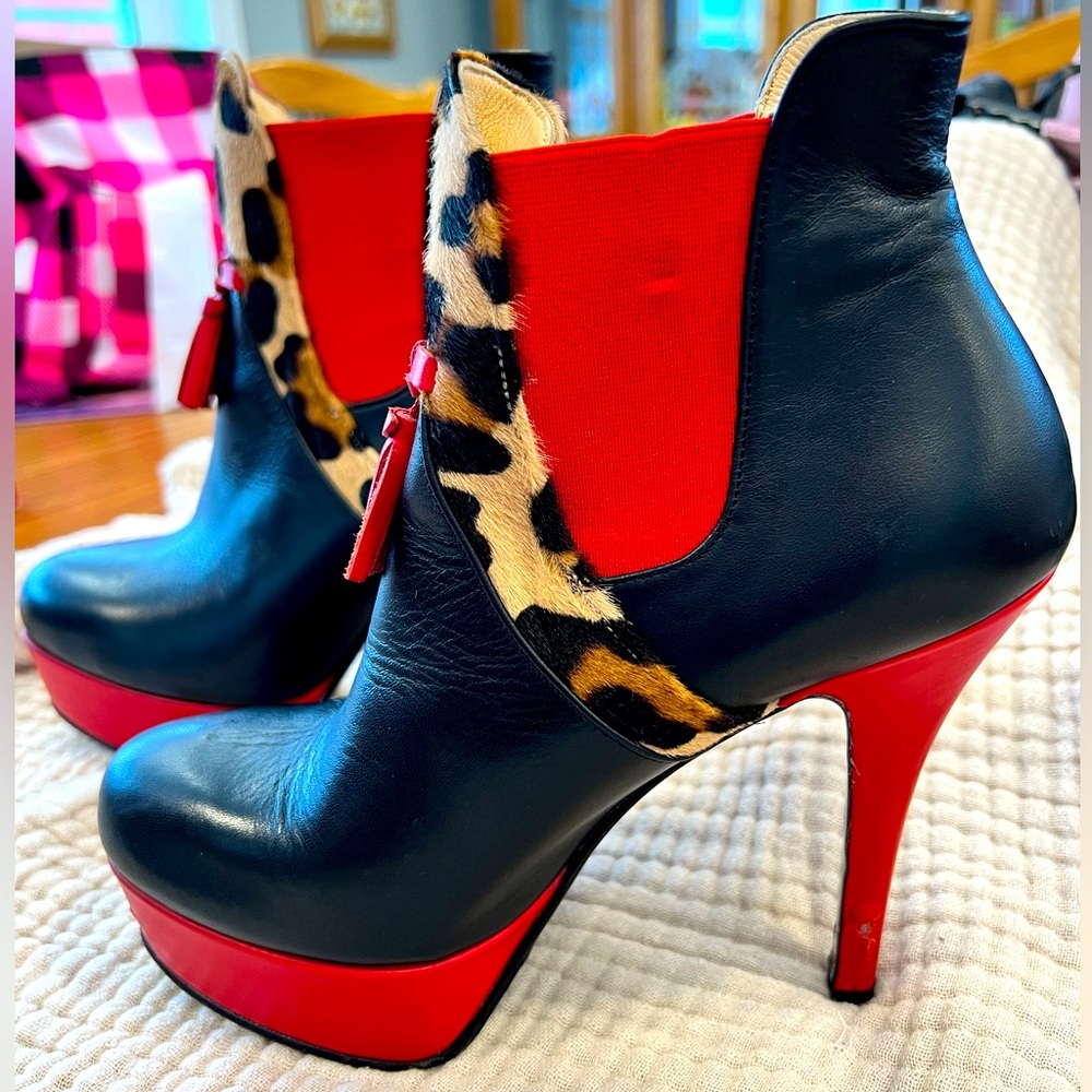 LEATHER LG BETTIE  SZ 37/6.5 USA Leopard Print Ankle Boots-made in ITALY